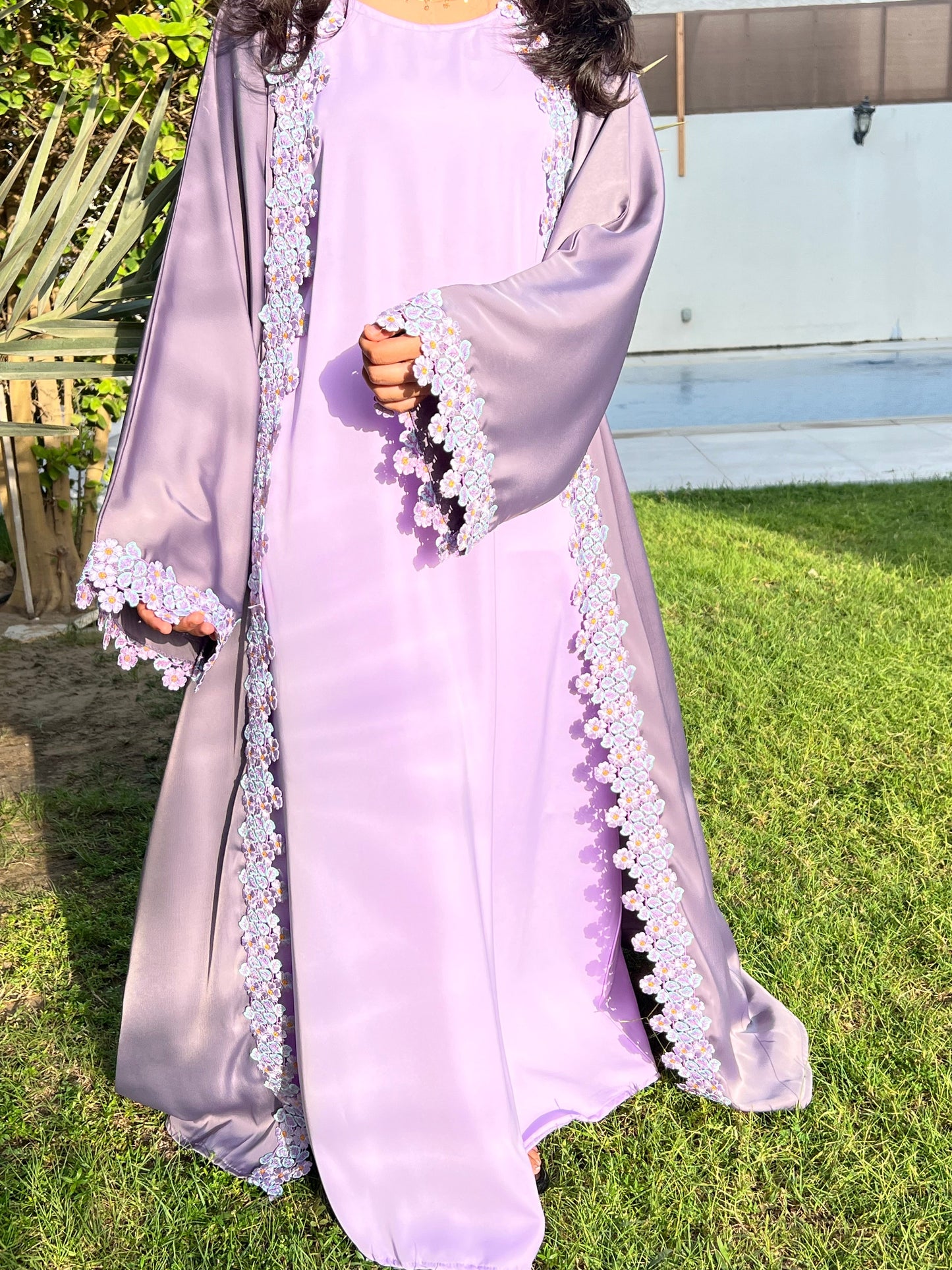 Abaya turquoise avec broderies florales noires col V manches évasées