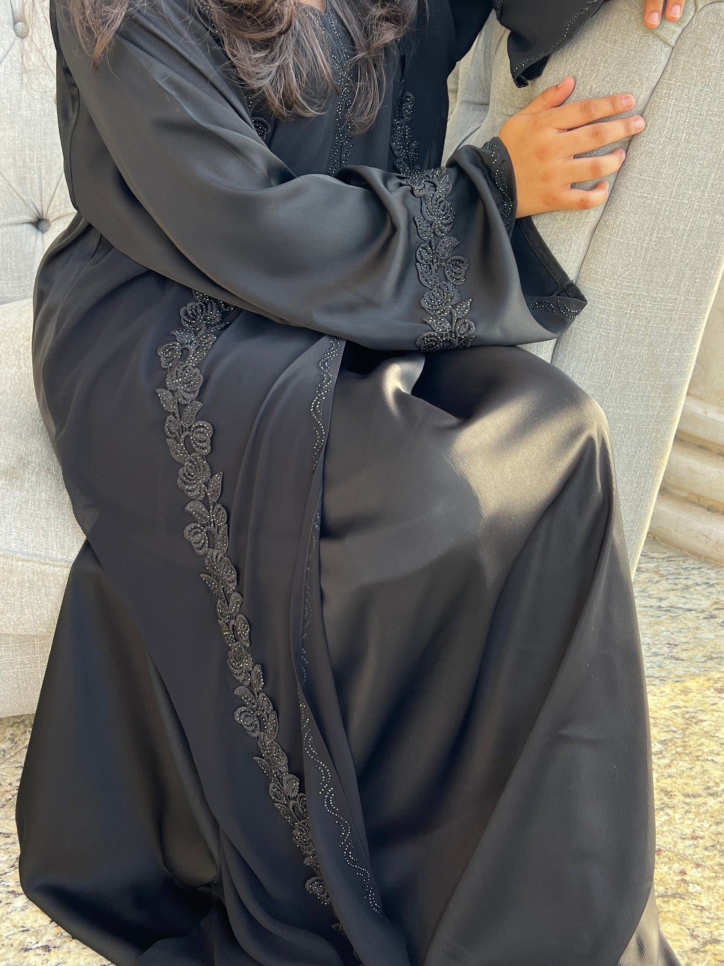 Abaya noire avec broderies florales roses noires en tissu satiné