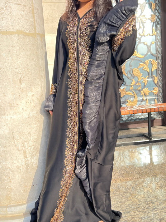 Abaya noire avec broderies dorées luxueuses col V style soirée