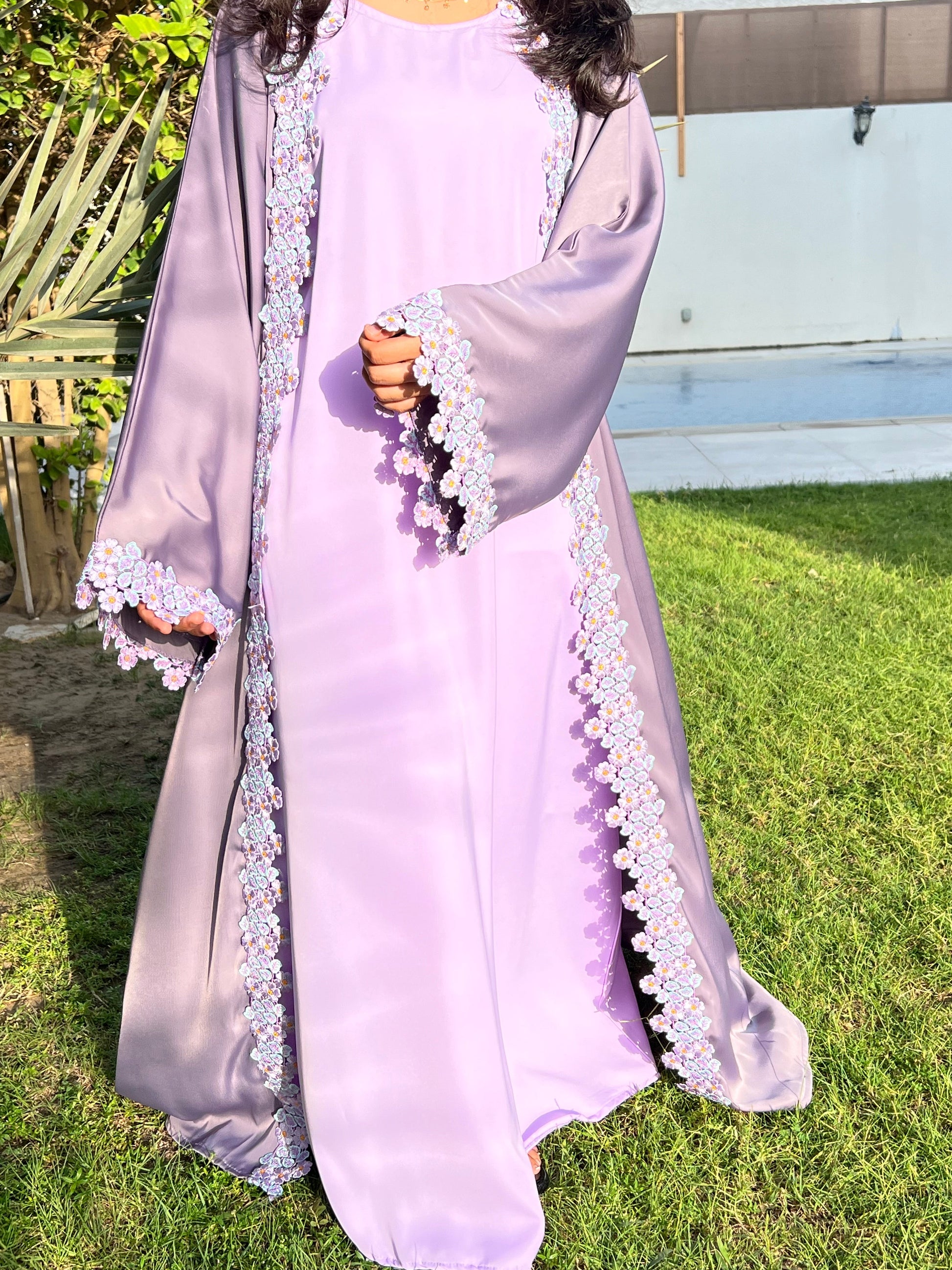 Abaya turquoise avec broderies florales noires col V manches évasées