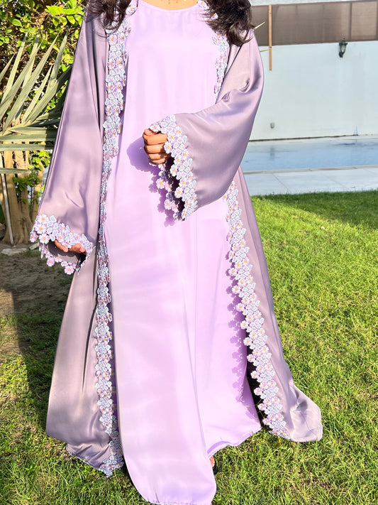 Abaya turquoise avec broderies florales noires col V manches évasées
