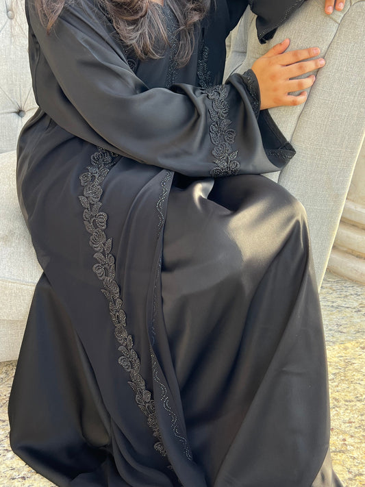 Abaya noire avec broderies florales roses noires en tissu satiné